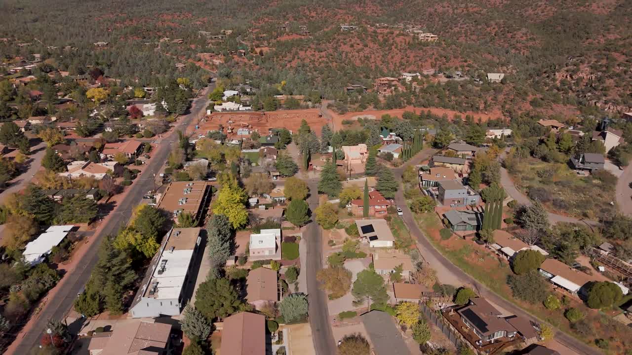 Take flight above the mesmerizing landscapes of Sedona, Arizona. This breathtaking aerial footage captures the stunning red rock formations and sprawling desert vistas
