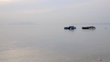 Balsas-De-Pesca-En-El-Océano-Cerca-De-Georgetown-En-La-Isla-De-Penang,-Malasia