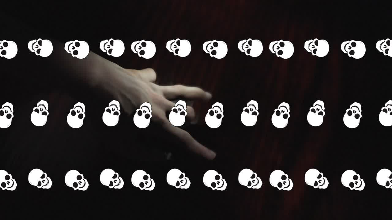 두개골의 애니메이션이 손 위로 움직이고 검은 공간에서 고 있습니다.