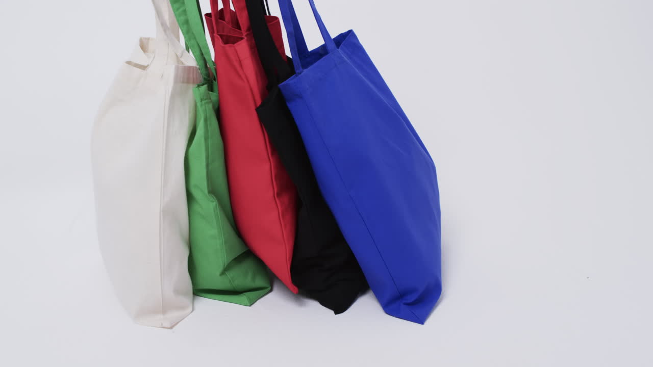 vídeo de bolsas de lienzo multicolores con espacio de copia sobre fondo blanco