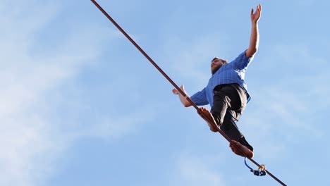 atleta de línea alta caminando en slackline 4k
