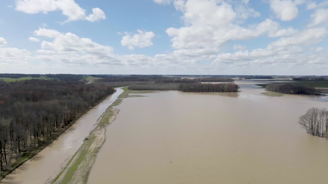 남부 인디애나의 홍수 지역으로 드론 비디오가 올라오고 있습니다.