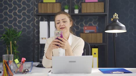 Tanzende-Glückliche-Geschäftsfrau,-Die-Telefon-Benutzt.