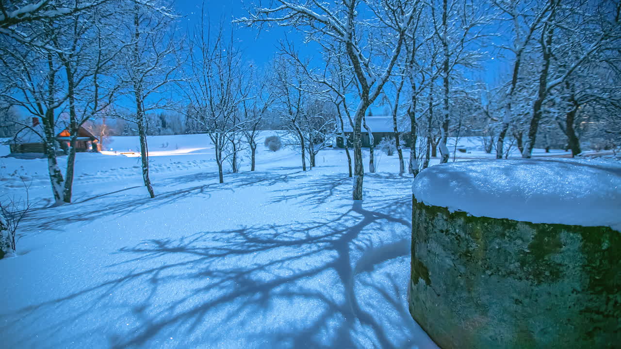 시간 경과에 따라 굴뚝에서 연기가 나오는 눈 덮힌 마을의 전망