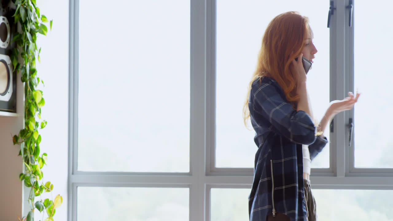 ejecutiva hablando por teléfono móvil en la oficina 4k