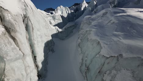 Empuje-Aéreo:-Glaciar-En-Los-Alpes-Suizos-En-Invierno,-Hielo-Azul-Y-Un-Clima-Agradable