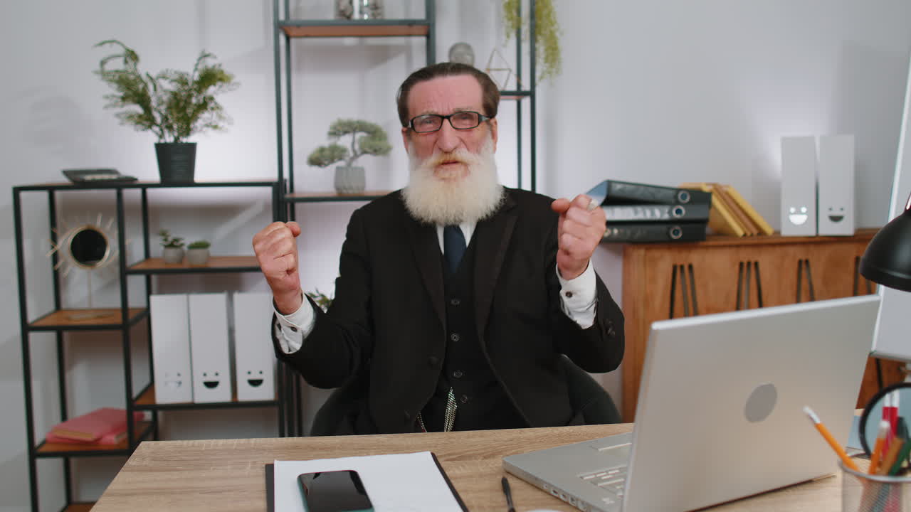 feliz asombrado hombre de negocios conmocionado por la victoria repentina, juego ganador, meta de la lotería logradores, buenas noticias