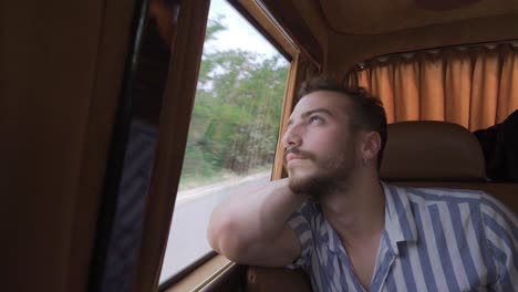 el joven está viajando en el coche.