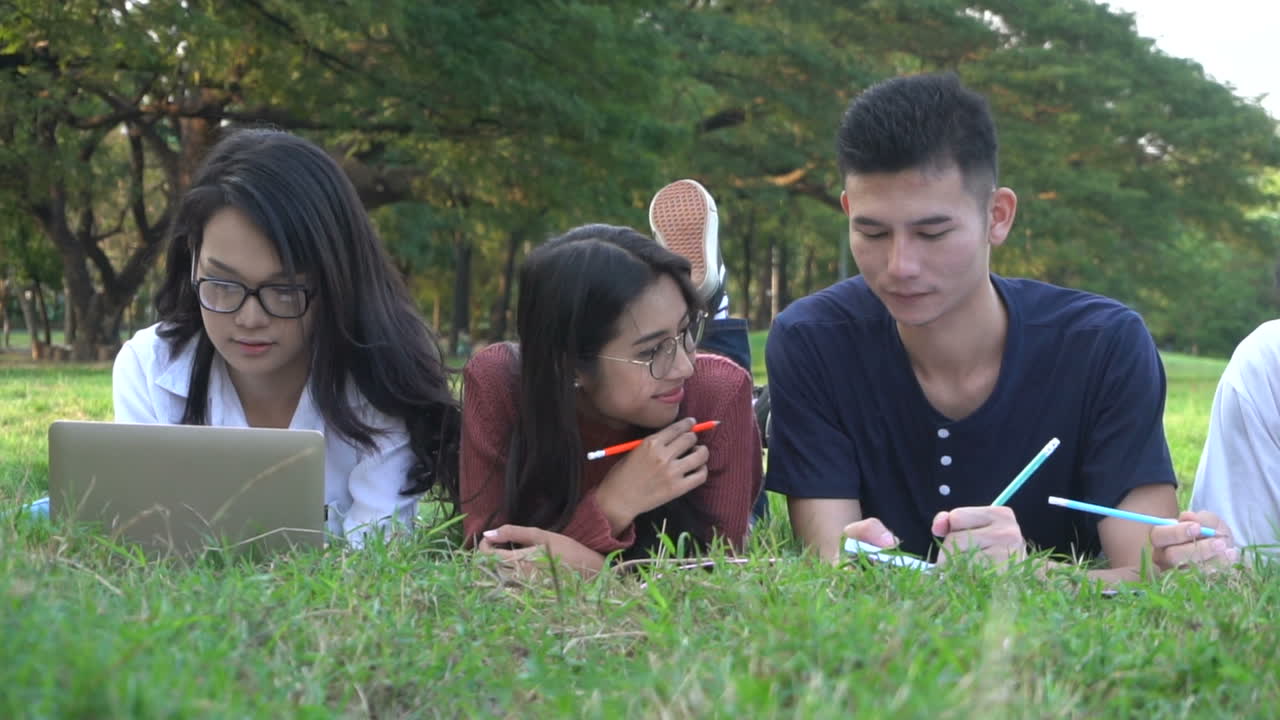 대학 공원에서 일하는 학생 그룹입니다.