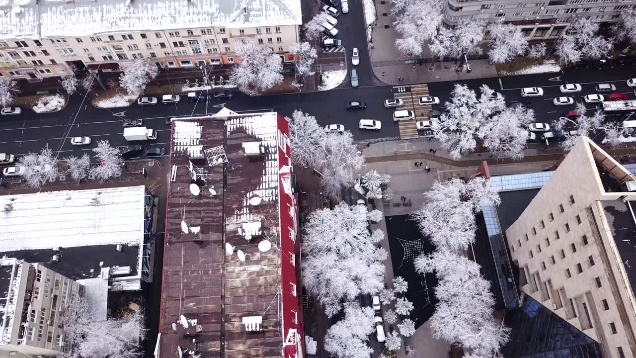 도시 의 돌집 들 사이 에 있는 눈  나무 들