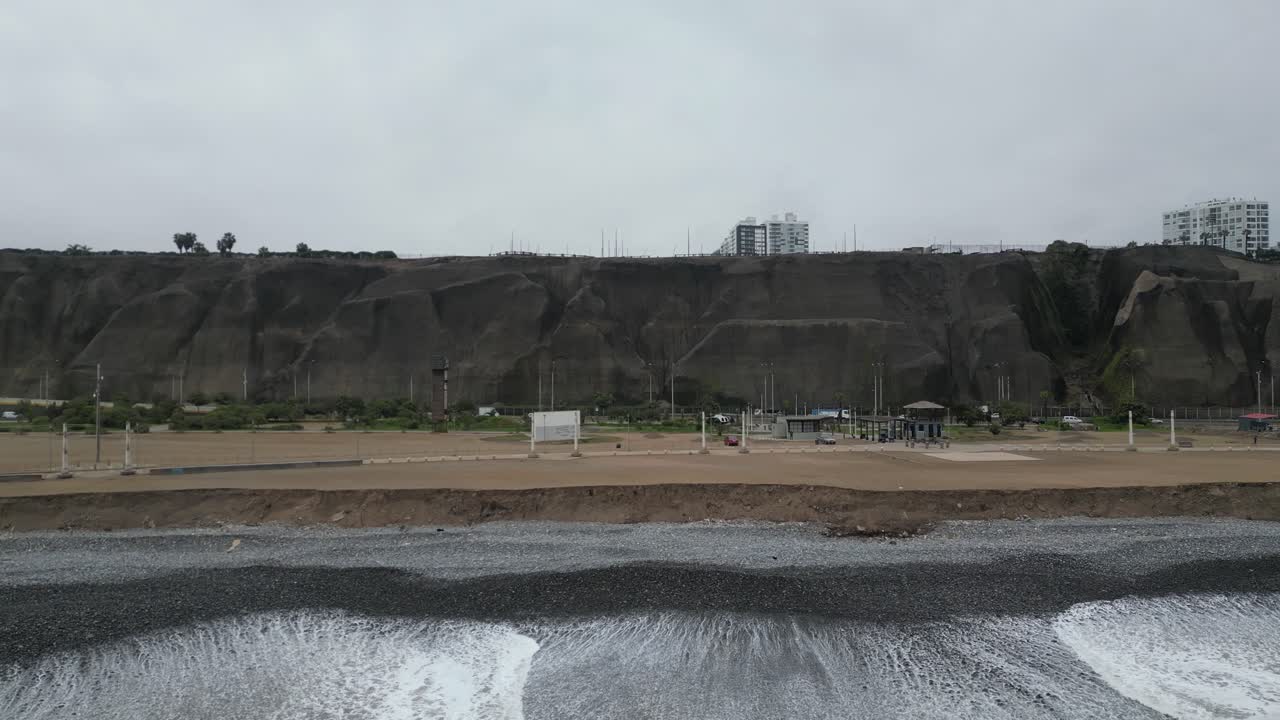 해변에서 기대하는 공중 돌리 샷