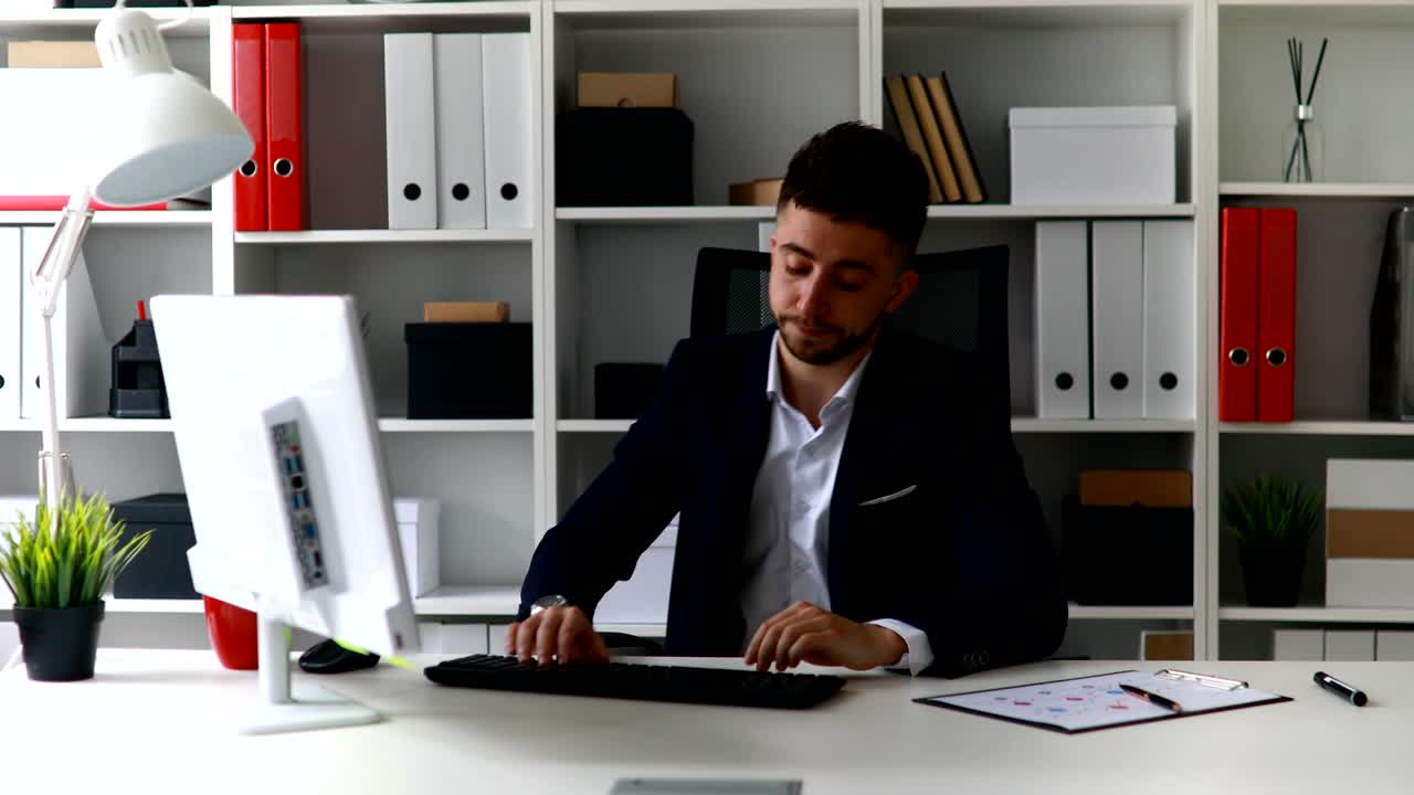 uomo d'affari sconvolto che lavora in un ufficio moderno