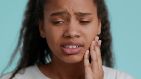 adolescente con dolor de dientes
