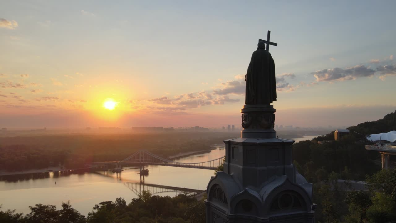 vista aérea de kiev, ucrania: monumento a vladimir el grande al amanecer