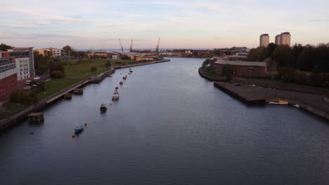 Una-Foto-Del-Desgaste-Del-Río-En-Sunderland,-Inglaterra-Desde-El-Puente-De-Desgaste