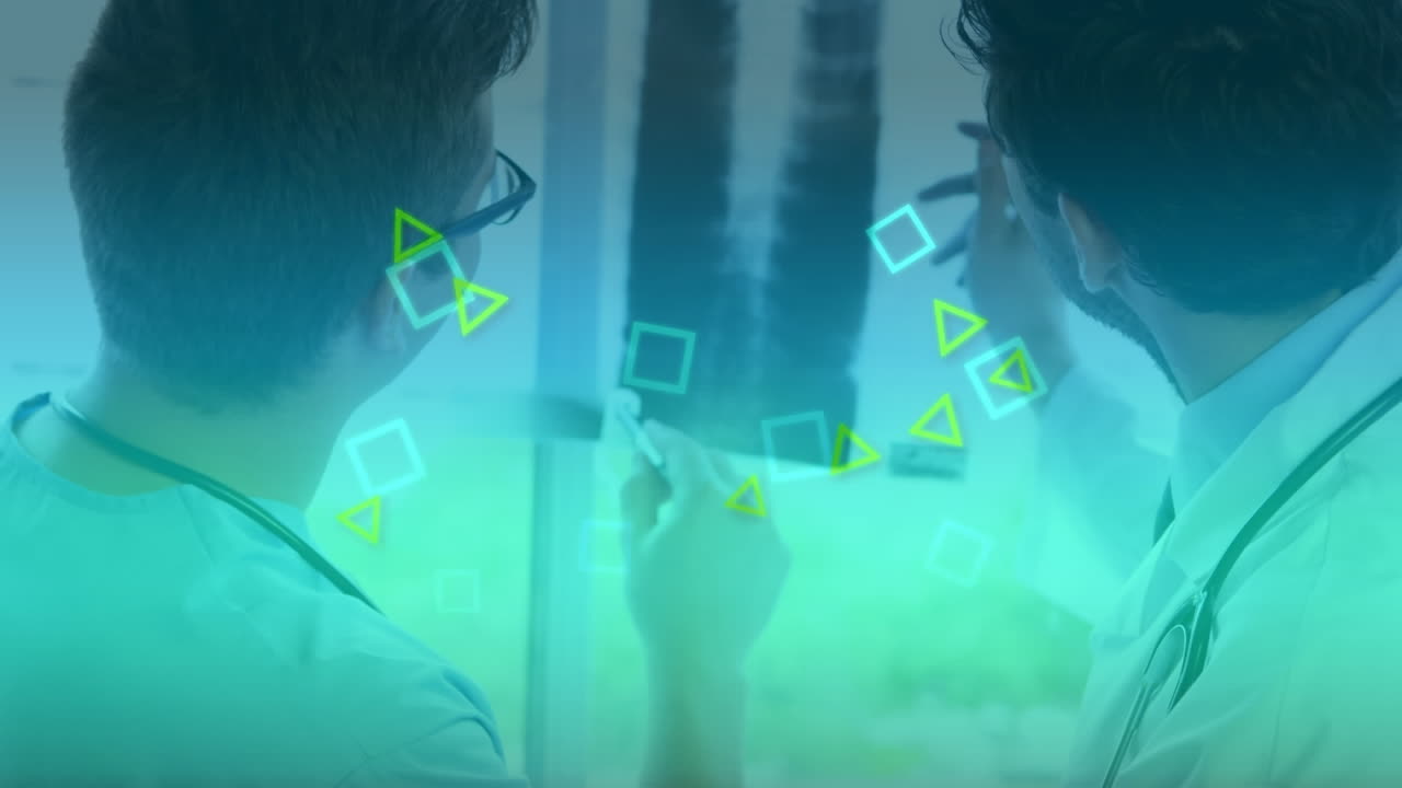 animación de formas sobre médicos masculinos caucásicos con rayos x