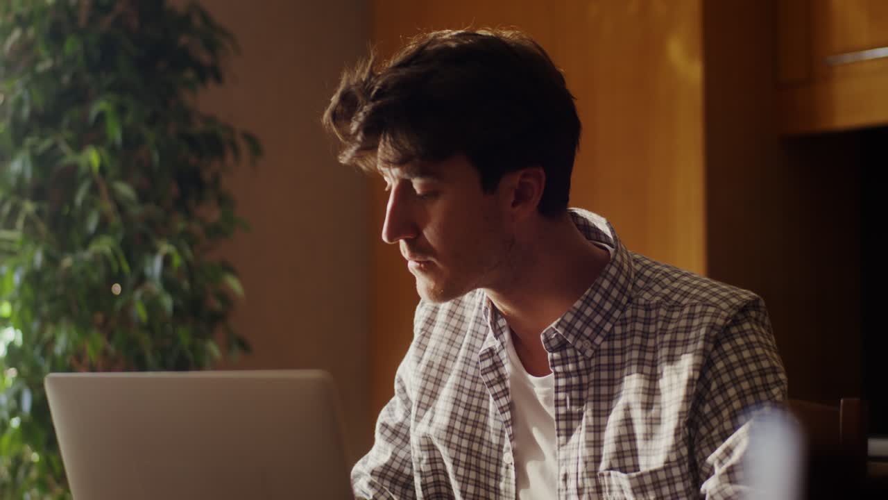 집에서 일하는 남자