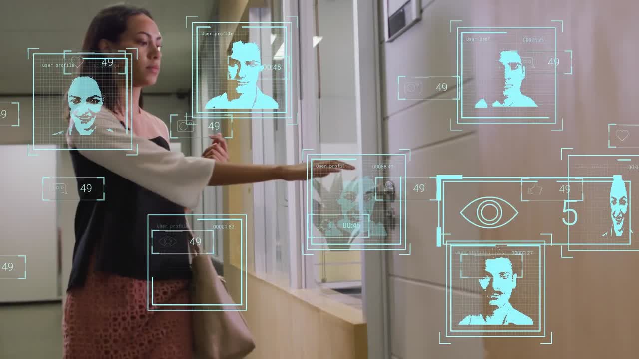 perfiles con contadores de notificación en las redes sociales sobre una mujer de negocios caucásica que entra en el cargo