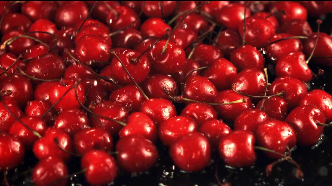 Tetesan Air Jatuh di Atas Ceri Merah Segar