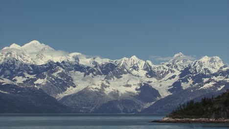 Snowy-mountain-range-on-a-sunny-day-in-Alaska