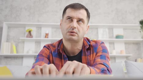 hombre ciego leyendo un libro impreso en braille.