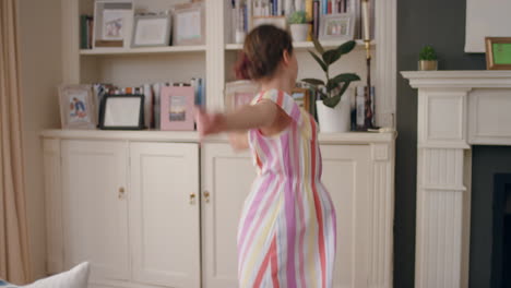 Niña-Feliz-Bailando-En-Casa-Divirtiéndose-Bailando-Juguetonamente-Disfrutando-De-La-Infancia-Usando-Un-Vestido-Colorido-4k