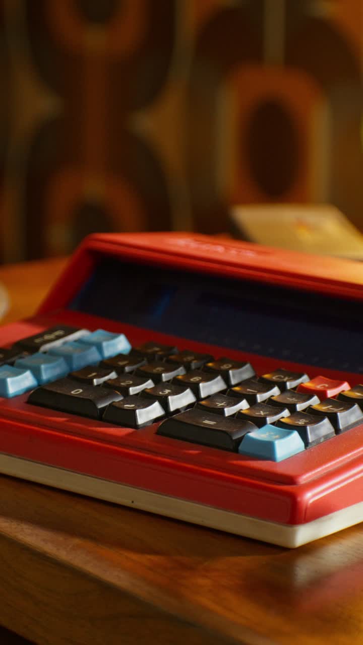 mujer usando una calculadora roja de época