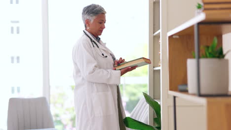médicos, estanterías o libros de hospital en la investigación