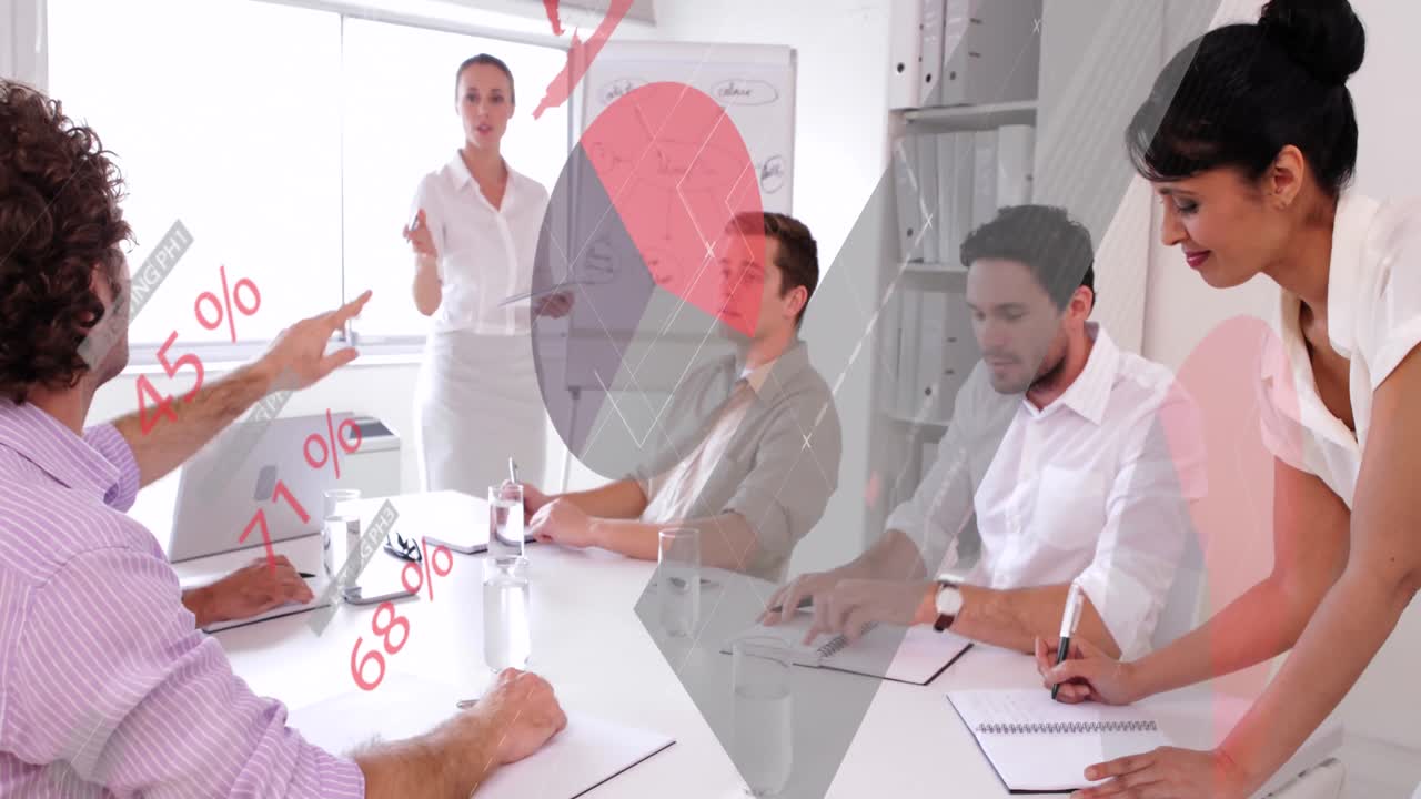 animación del procesamiento de datos estadísticos contra una mujer caucásica que hace una presentación en la oficina