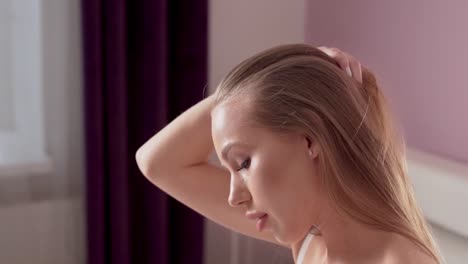 primer plano de una chica sexy en lencería bailando en el dormitorio