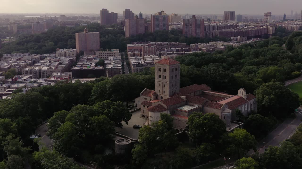 enfoque de órbita aérea en el sentido de las agujas del reloj del museo claustros en el alto manhattan, nueva york, que revela edificios altos