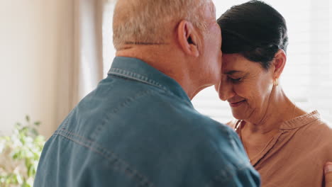 amor, beso en la frente y una pareja de ancianos felices