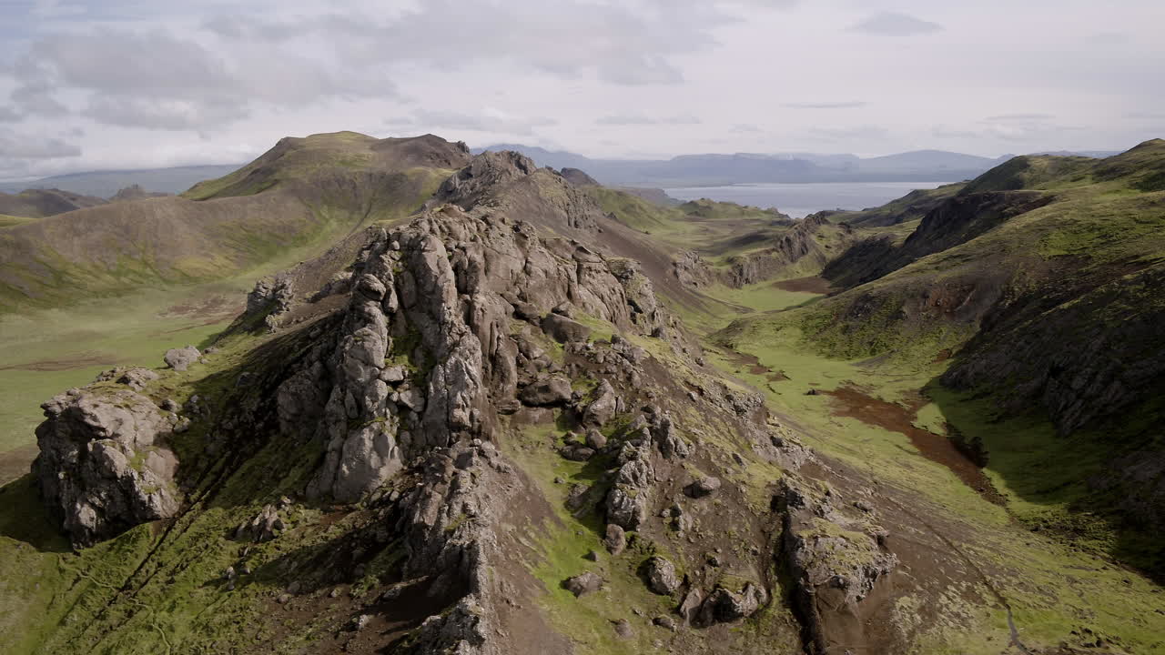아이슬란드의 nesjavellir 풍경 안테나 오른쪽에서 왼쪽으로 추적