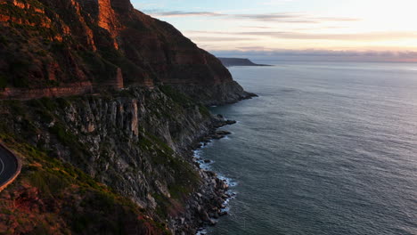 Chapman-Peak-Autofahrt-Südafrika-Sonnenuntergang-Fahrt-Luftaufnahmen-Filmische-Drohne-Hout-Bay-Marina-Kapstadt-Fish-Hoek-Gute-Hoffnung-Tafelberg-Klippenkante-Zerklüftete-Küste-Aqua-Tiefblaues-Wasser-Grün-Sommer-Vorwärts