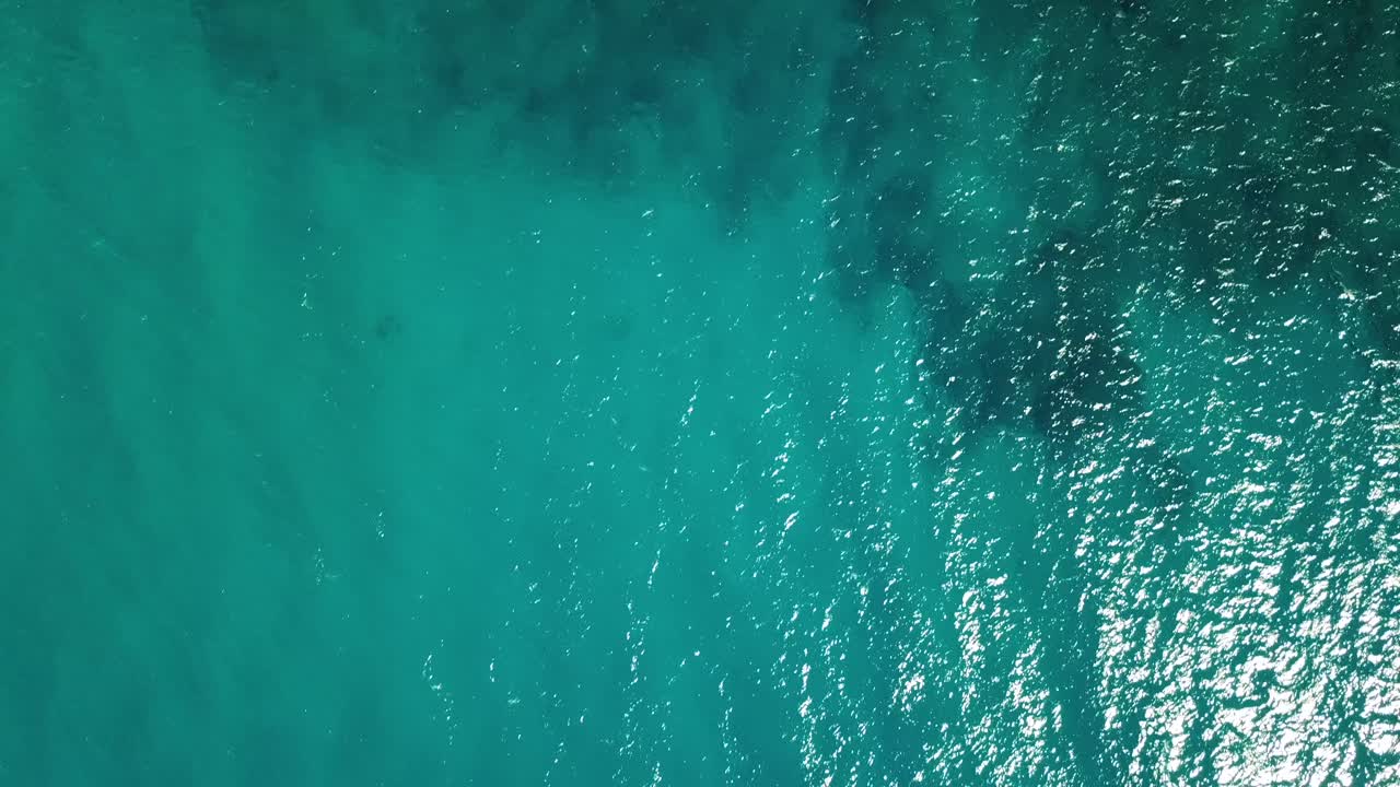 Veduta aerea dell'acqua turchesa dell'oceano