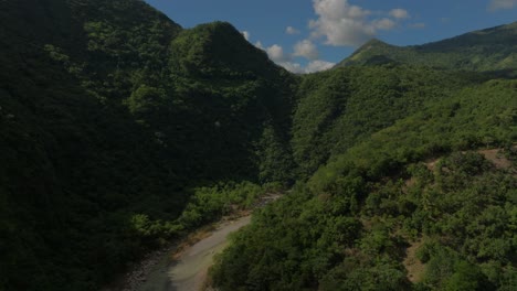 Montañas-Exuberantes-De-Muchas-Aguas,-San-Cristóbal-En-República-Dominicana