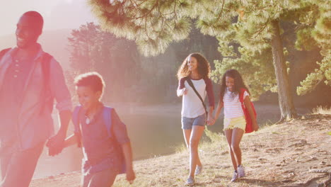 Familie-Auf-Wanderung-Entlang-Des-Weges-Durch-Den-Wald-Neben-Dem-See