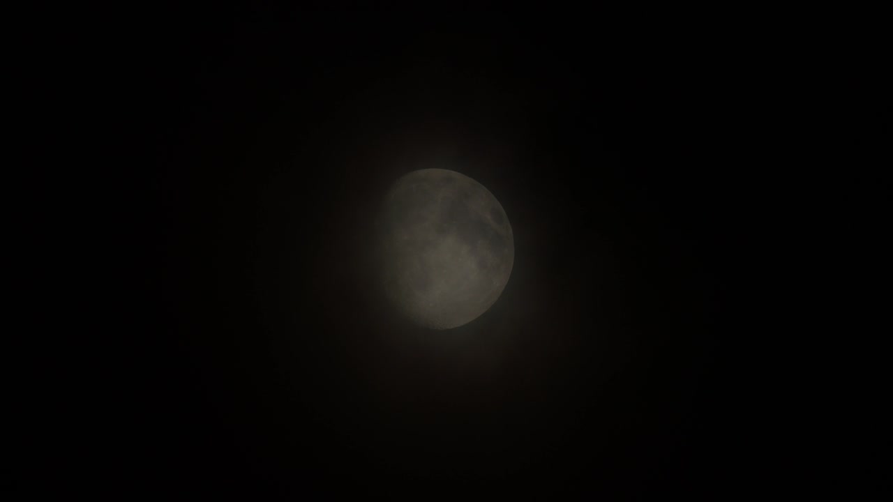 la luna en la noche con nubes que pasan