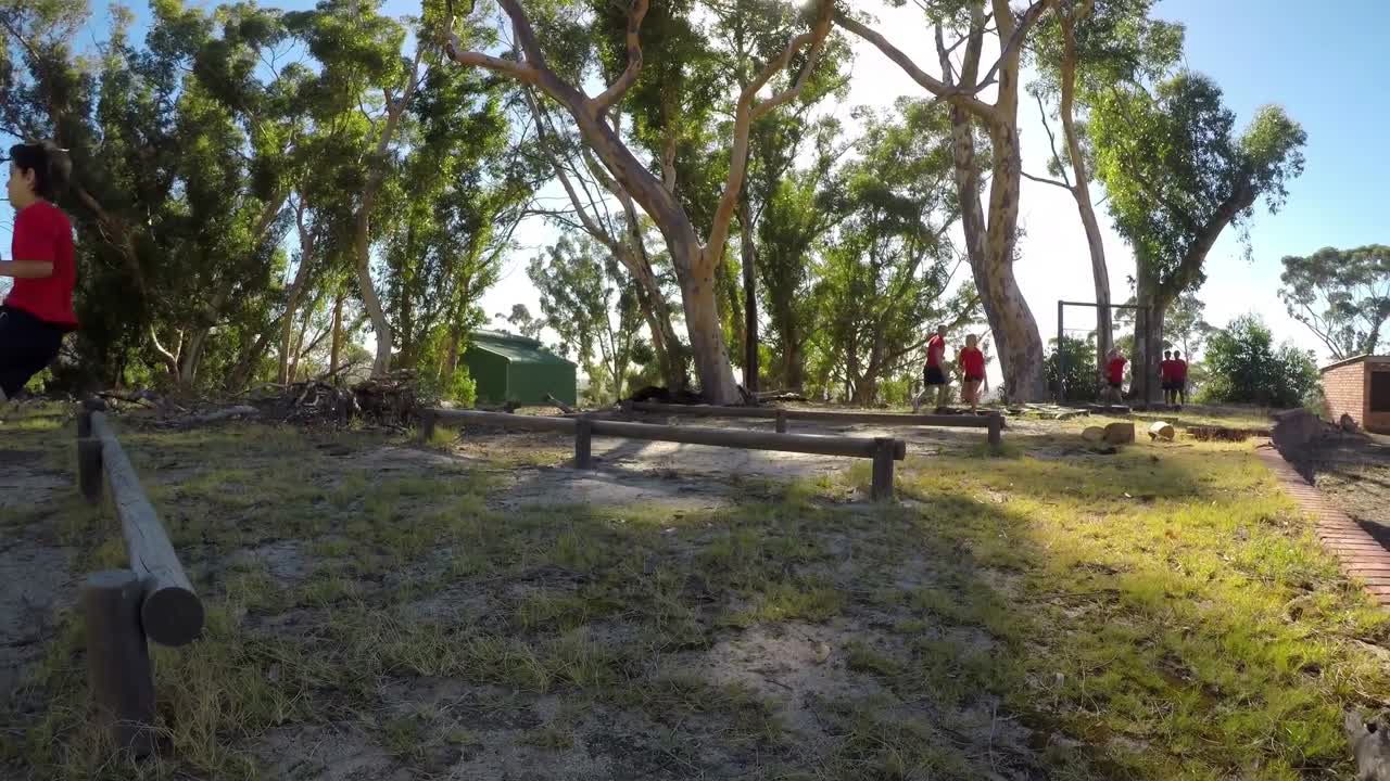 장애물 코스 4k 동안 장애물을 뛰어넘는 아이들