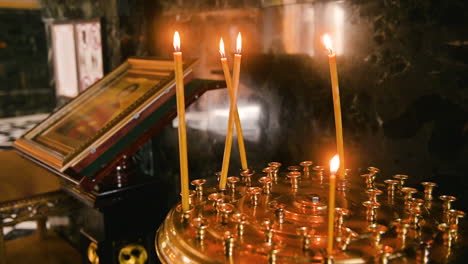 lámpara de araña en la iglesia