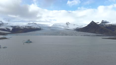 Amplia-Toma-Aérea-De-Una-Laguna-Glacial