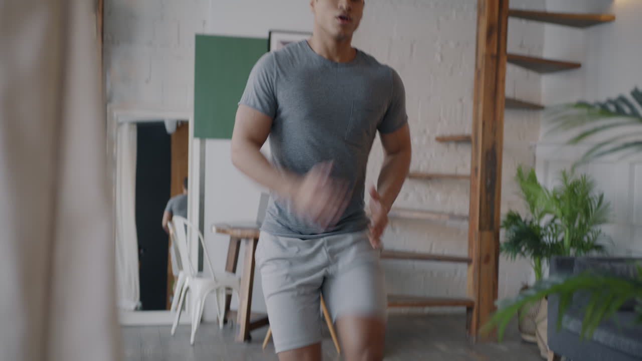 hombre haciendo saltos en casa