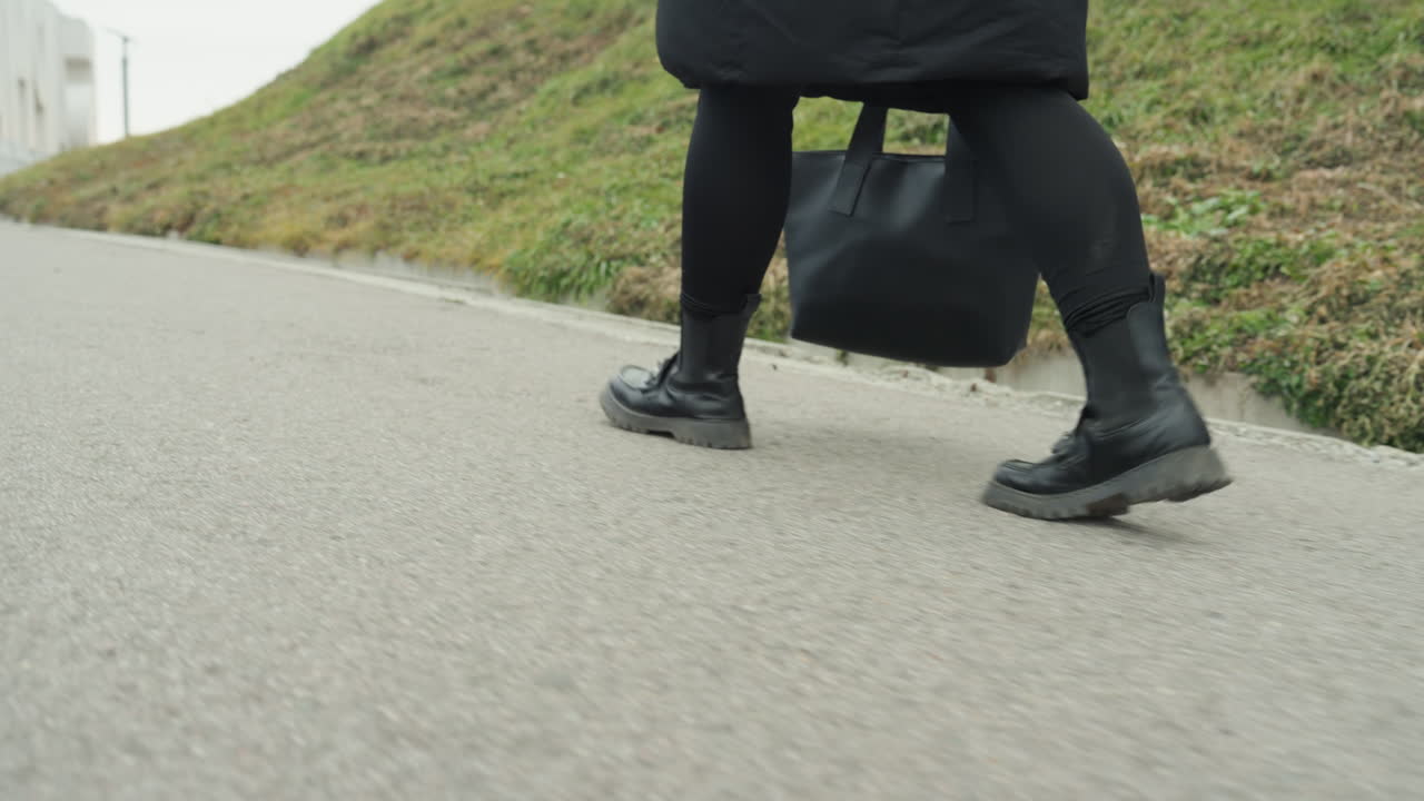 Zapatos enérgicos se deslizan por la escena urbana. Calzado dinámico se mueve ágilmente por animadas aceras de la ciudad. Pasos animados resuenan mientras los zapatos transitan por vibrantes calles y caminos urbanos.
