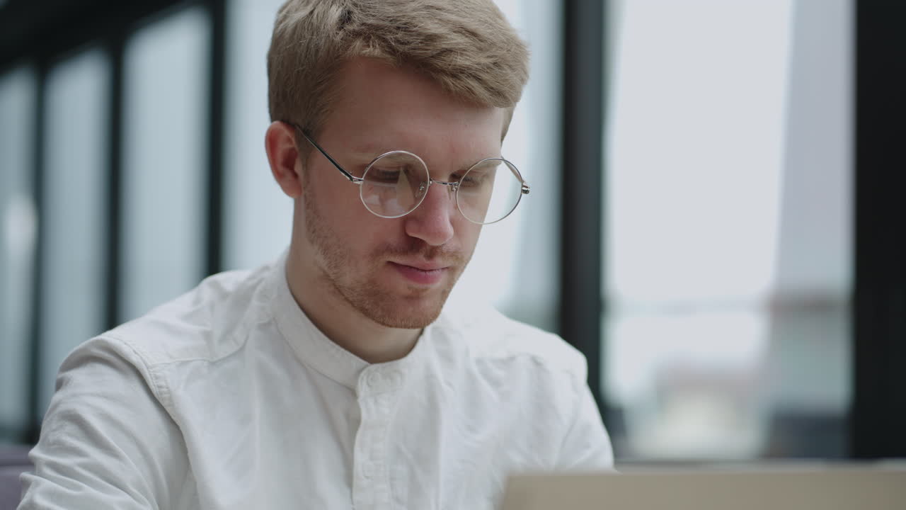 erwachsener chatzt online per laptop und sendet nachrichten im chat auf einer dating-seite porträt eines attraktiven mannes