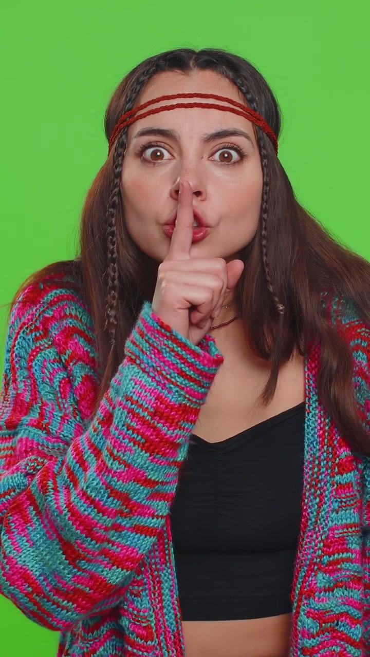 La mujer joven presiona el dedo a los labios hace silencio gesto señal no dice secreto dejar de chismosear