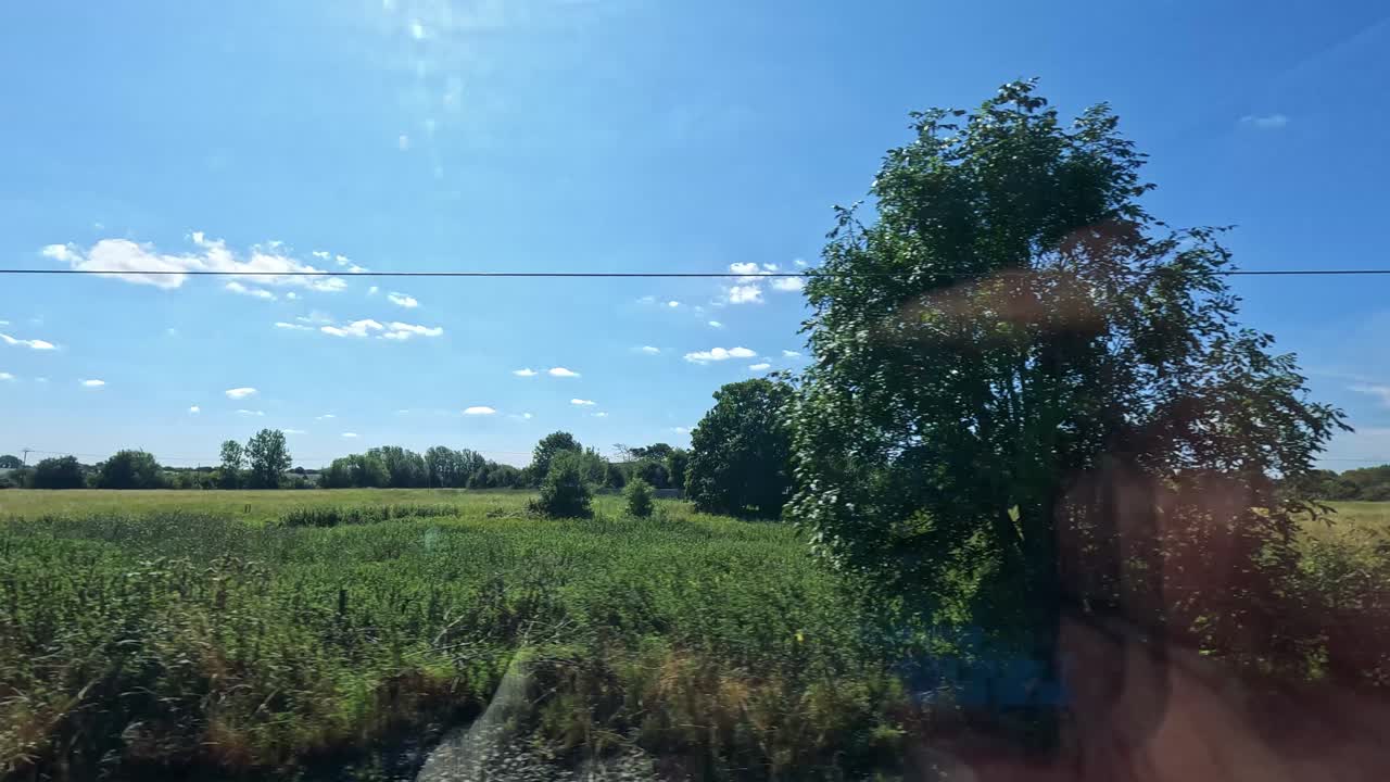 과 나무가 있는 경치 좋은 시골 풍경