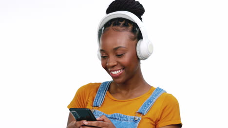 Mujer-Negra-Escuchando-Música-Con-Auriculares