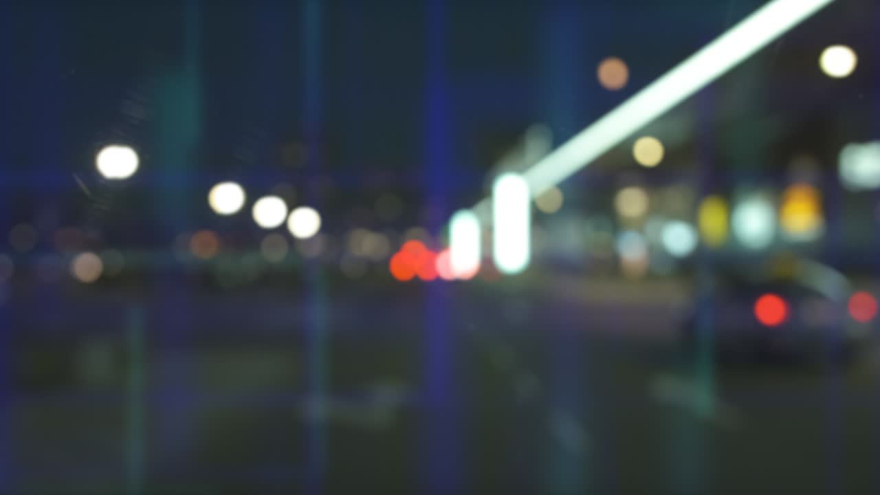 desenfocamiento de movimiento de las luces de la ciudad con capa holográfica