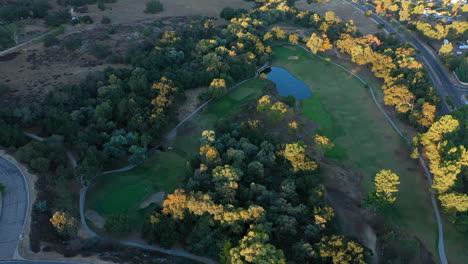 Toma-Aérea-De-Drones-Del-Campo-De-Golf-De-San-Vicente-En-Ramona-California-Durante-El-Amanecer