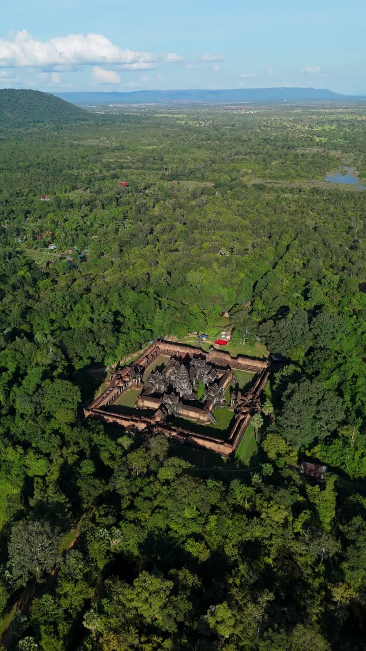 Immagine aerea del tempio di Banteay Samré che emerge dalla fitta foresta di Siem Reap
